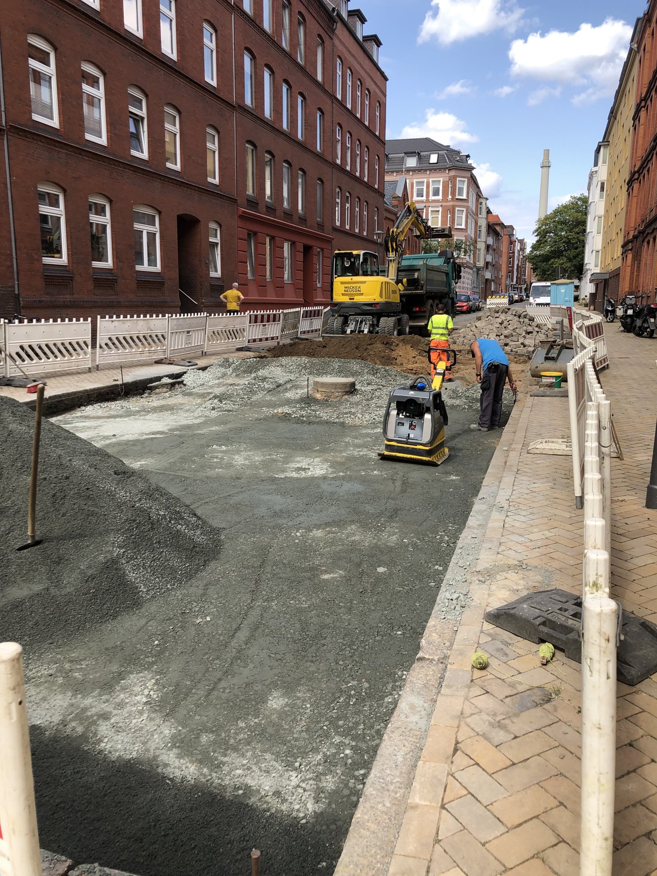 Bagger im Einsatz bei der Herstellung des Straßenunterbaus