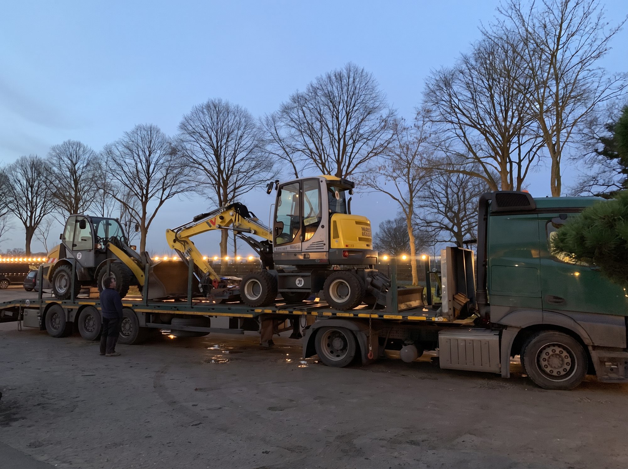 Bagger und Radlader im Maschinentransport
