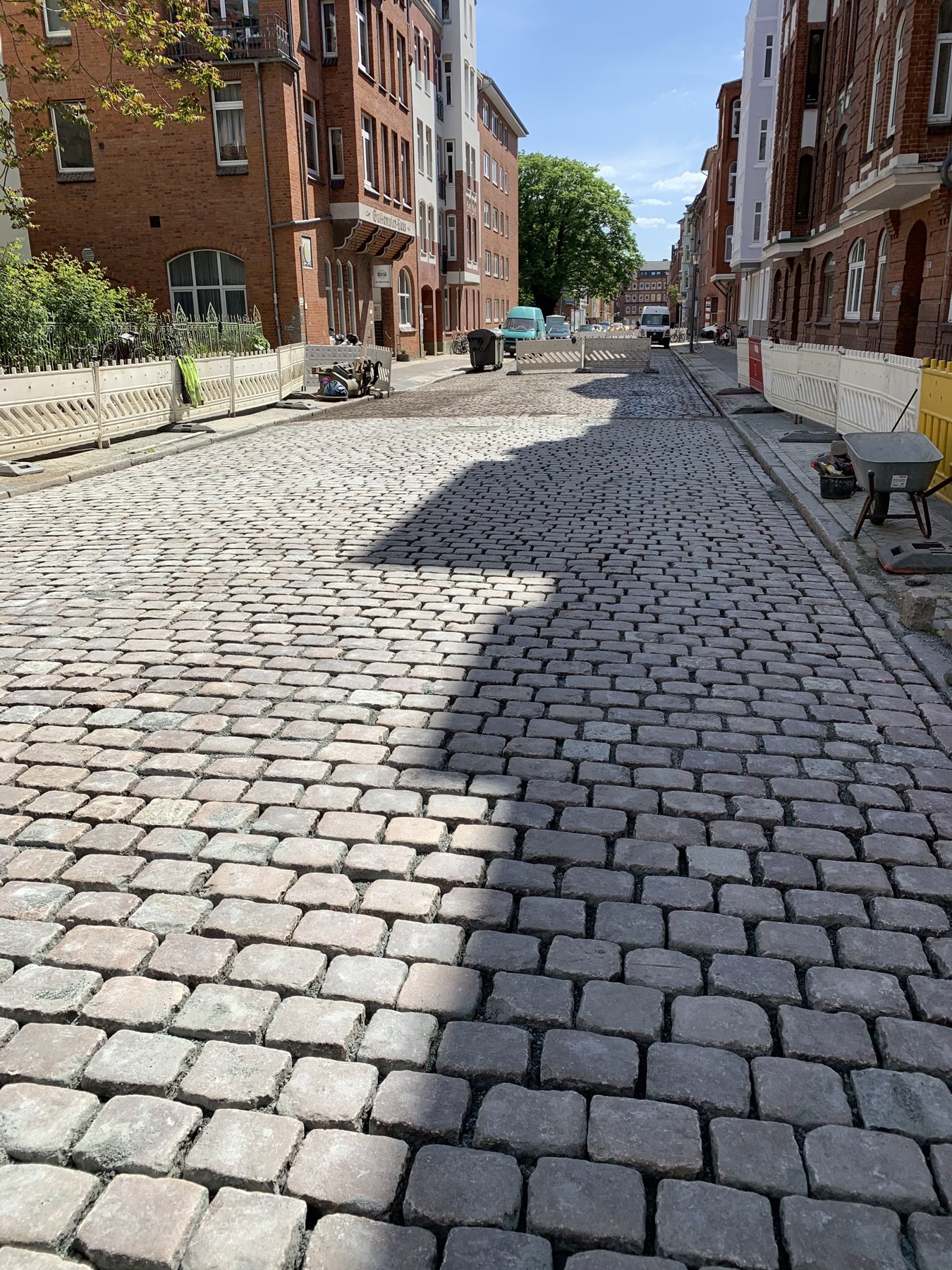 Fertig verlegtes Großpflaster in einer Straße