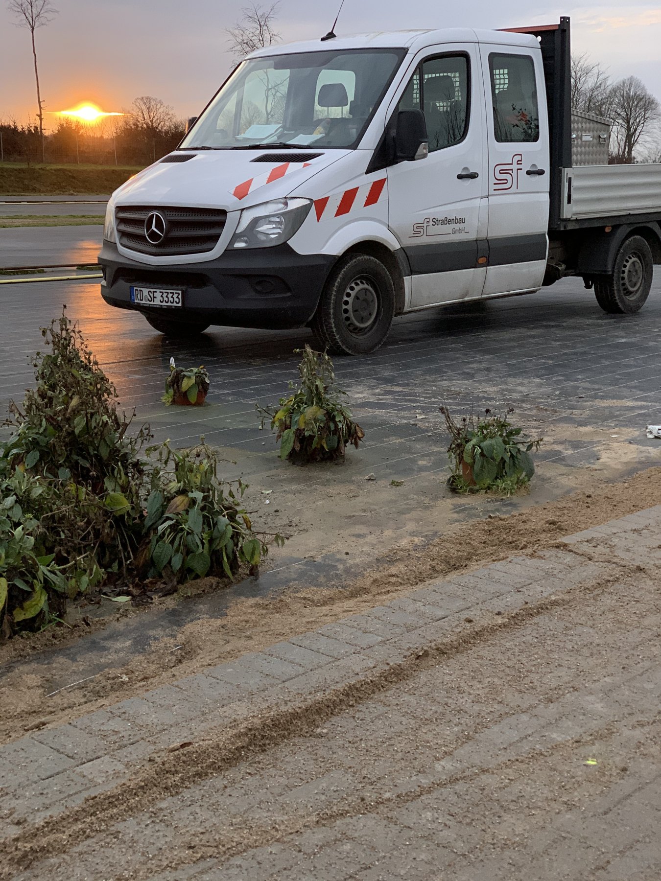 Servicefahrzeug der S-F Straßenbau GmbH